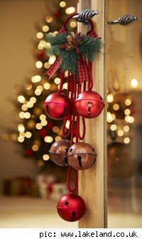 Decora con bolas de navidad colgadas - LaCelebracion.com